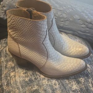 Idyllwind Cream Snake-Embossed Ankle Booties -size 9 Like New